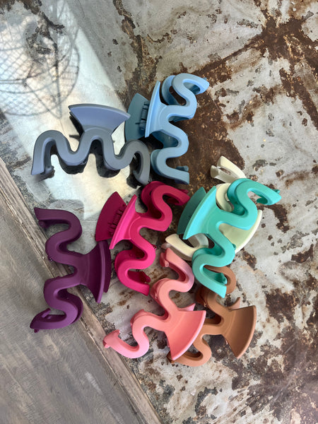 MATTE WAVY HAIR CLAW CLIP
